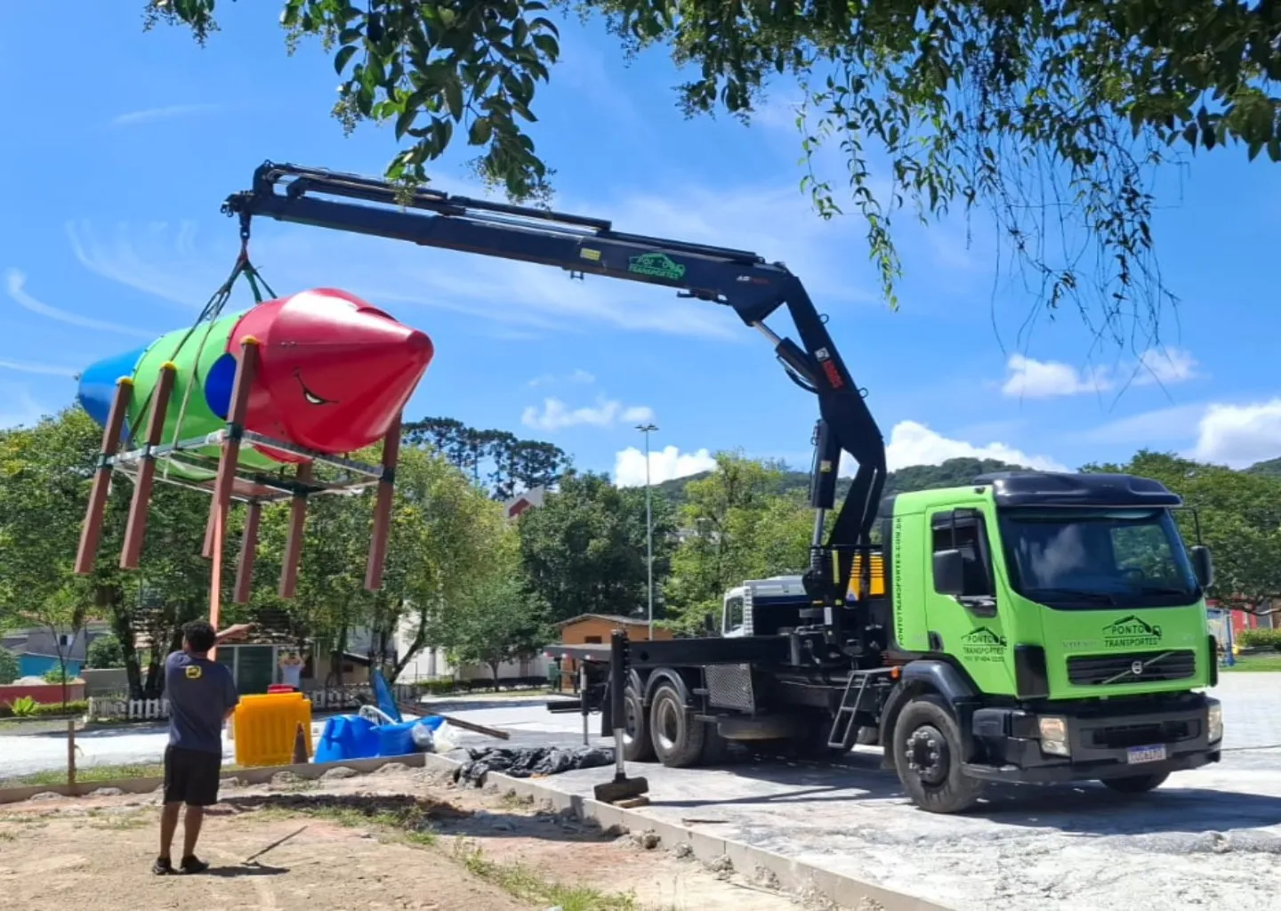 Caminhão munck da Ponto Transportes içando brinquedo de parque